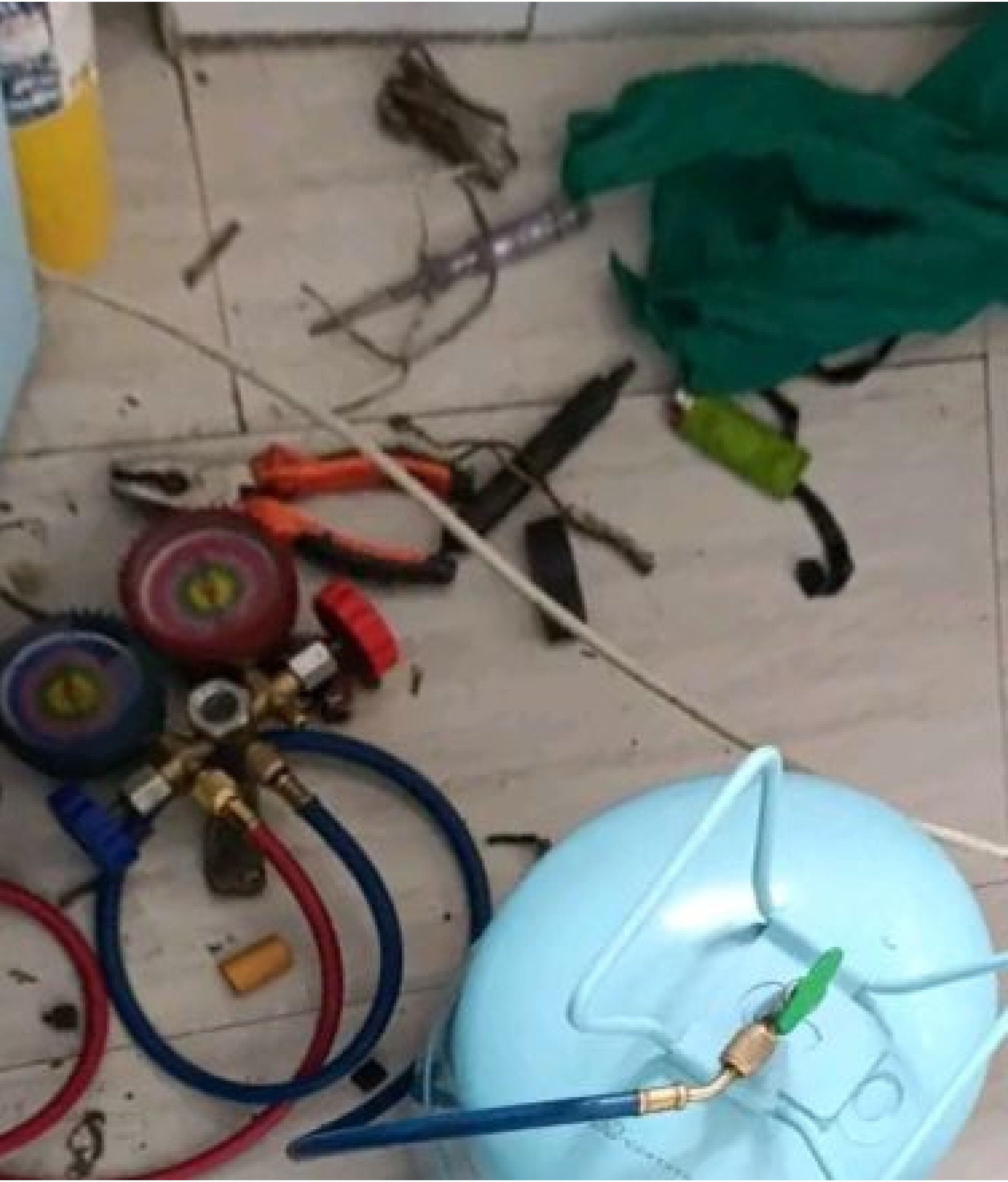 HVAC manifold gauges & refrigerant cylinder